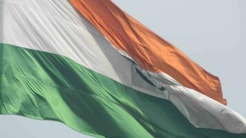 indiase vlag hoog op connaught plaats met trots in blauwe lucht, indiase vlag wapperen, indiase vlag op onafhankelijkheidsdag en republiek dag van india, tilt-up shot, wuivende indische vlag, har ghar tiranga video