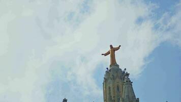 un religioso estatua de Jesús situado en el techo de un edificio video