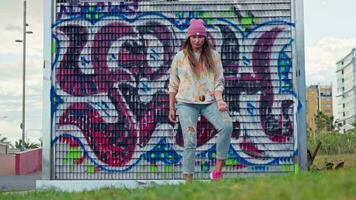 uma mulher posando dentro frente do vibrante grafite parede video