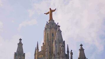 un estatua de Jesús en parte superior de un edificio video