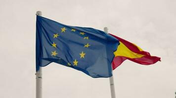 Flagge von das europäisch Union und Spanien zusammen video