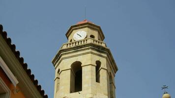 vue de le l'horloge la tour dans le ville de colella video