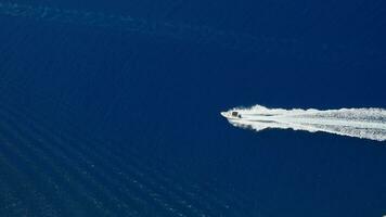 un' alta velocità yacht le foglie un' marchio su il acqua video