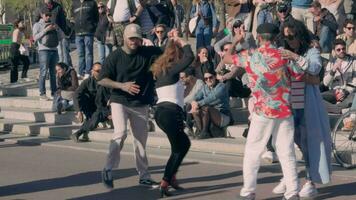 Paare Tanzen Salsa auf das Straße video