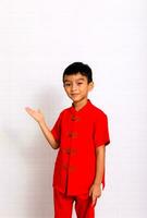 pequeño chico Moda sonriente niño en rojo chino vestido, estilo y Moda ideas para niños. chino nuevo año foto