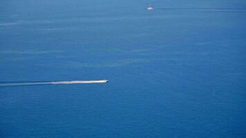 le bateau se déplace rapidement sur le bleu mer video