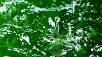 ein schließen oben Aussicht von Grün Welligkeit Wasser mit Tropfen video