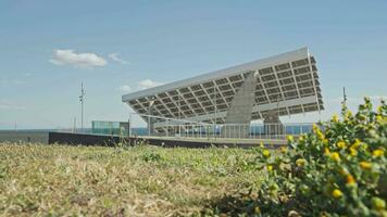 un moderno edificio con un solar panel en sus techo video