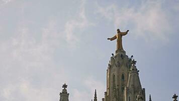 uma estátua do Jesus em topo do uma construção video