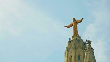 un estatua de Jesús en parte superior de un edificio video