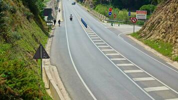 une motocycliste monte sur le route video