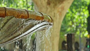 stralen van water vloeiende naar beneden de kom van de fontein video