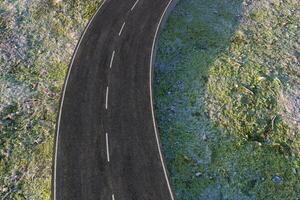 el ondulación la carretera en el abandonado afueras, 3d representación foto