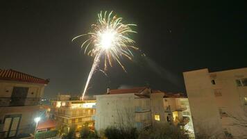 Noche pueblo fuegos artificiales foto