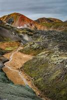 portada con colorido arco iris islandés volcánico montañas mannalaugar en la famosa ruta de senderismo laugavegur en islandia, espectacular paisaje de verano foto