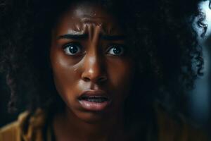 africano americano mujer exhibiendo genuino emoción con un preocupado mirar, encapsulando sentimientos de ansiedad y preocupación ai generativo foto