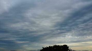 schön Himmel mit dramatisch Wolken Über Luton Stadt während Sonnenuntergang, England, Drohnen Kamera Aufnahmen video