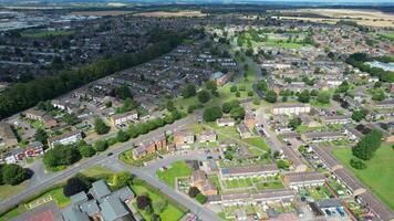 alto ángulo imágenes de residencial real inmuebles casas a norte de lutón ciudad de Inglaterra, genial Bretaña. imágenes estaba capturado con drones cámara en agosto 15, 2023 video