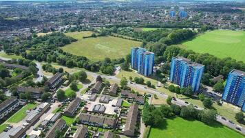 hög vinkel antal fot av bostads- verklig egendom hem på norr av luton stad av England, bra Storbritannien. antal fot var fångad med drönare kamera på augusti 15:e, 2023 video