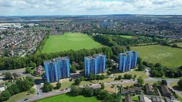 Alto ângulo cenas do residencial real Estado casas às norte do luton cidade do Inglaterra, ótimo bretanha. cenas estava capturado com drones Câmera em agosto 15, 2023 video