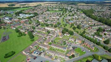 Alto ângulo cenas do residencial real Estado casas às norte do luton cidade do Inglaterra, ótimo bretanha. cenas estava capturado com drones Câmera em agosto 15, 2023 video