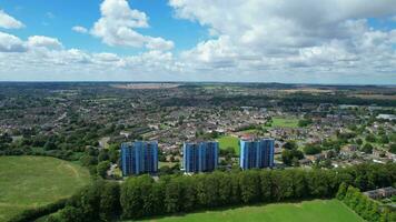 Alto ângulo cenas do residencial real Estado casas às norte do luton cidade do Inglaterra, ótimo bretanha. cenas estava capturado com drones Câmera em agosto 15, 2023 video