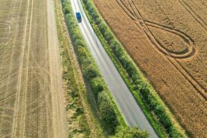 alto ángulo imágenes de británico agrícola granjas a campo paisaje cerca lutón ciudad de Inglaterra genial Bretaña de Reino Unido. imágenes estaba capturado con drones cámara en agosto 19, 2023 foto