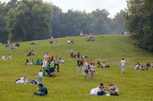 personas tener un descanso a el kolomenskoe parque foto