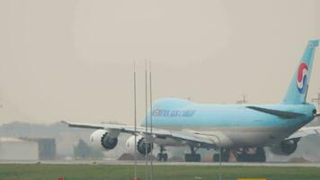 Moskou, Russisch federatie juli 28, 2021 - boeing 747 van Koreaans lucht lading taxiën Bij sheremetyevo luchthaven, Moskou. jumbo Jet Aan de taxi weg video