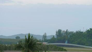 Phuket, Thailand November 28, 2019 - - lange Schuss von kommerziell Flugzeug Airbus a319 von Bangkok Atemwege nehmen aus beim Phuket Flughafen hkt. Tourismus und Reise Konzept. video