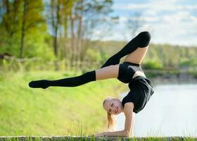 rítmico gimnasta niña hacer ejercicio con cinta al aire libre foto