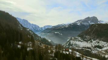 schneebedeckt Berge und Nebel video