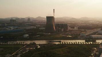 industria y chimenea, Suzhou paisaje urbano a puesta de sol. video