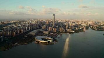 cbd gebouwen door jinji meer in suzhou, China. video