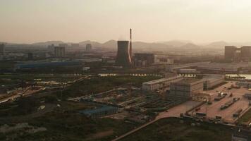 industria y chimenea, Suzhou paisaje urbano a puesta de sol. video
