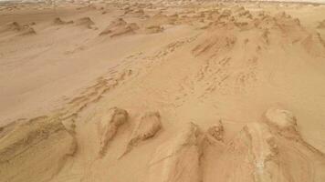 vind erosion terräng landskap, yardang landform. video