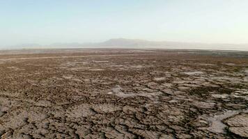 das trocken Land, das Boden durch das Salz- See im qinghai, China. video
