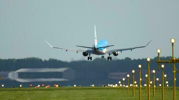 amsterdam, il Olanda luglio 27, 2017 - metraggio di super lento movimento aereo klm le compagnie aeree atterraggio a Schiphol aeroporto, posteriore Visualizza. pista di decollo e atterraggio leggero video