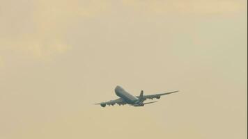 Moskau, Russisch Föderation Juli 30, 2021 - - boeing 747 von Luftbrückenfracht klettern, Rückseite Aussicht lange Schuss. vier Motor doppelt Deck Verkehrsflugzeug Abfahrt, ausziehen, starten, abheben, losfahren video