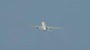 breiter Körper Flugzeug steigen nach abheben, fliegen weg, lange Schuss. Verkehrsflugzeug im das Blau Himmel. Flugzeug fliegend, Unterseite Aussicht video