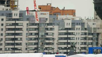 Kazan, russe fédération, juin 14, 2019 - des sports lumière avion performant acrobaties aériennes à le rouge taureau compétition dans kazan video