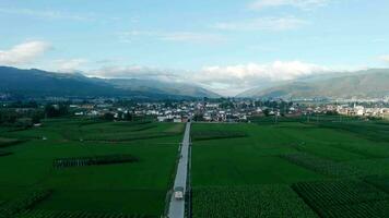 villaggio e i campi nel Shaxi, Yunnan, Cina. video