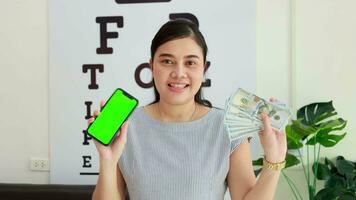 mujer participación teléfono con dinero dólar facturas, negocio y Finanzas concepto, participación teléfono verde pantalla video
