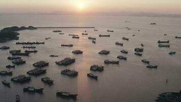 visser boten Aan de zee, in Taizhou, zhejiang. video