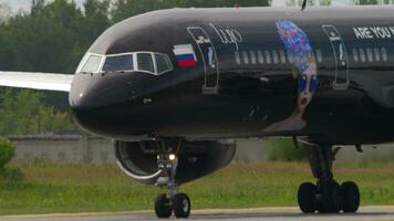 novosibirsk, ruso federación julio 15, 2022 - avión de azur aire con lujo Arte alegría librea rodaje a el pista antes de tomar apagado. turismo y viaje concepto video