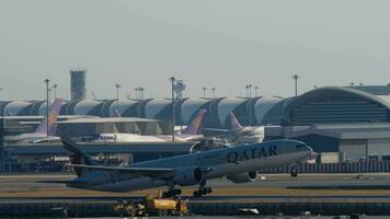 bangkok, Tailandia enero 19, 2023 - pasajero avión boeing 777 de Katar con librea fifa mundo taza tomar apagado a suvarnabhumi aeropuerto. fuselaje ancho trepar, lado vista. turismo y viaje concepto video