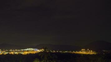 tid upphöra av flyg trafik. antal fot av de flygplats flygfält på natt. flygplats belysning på natt video