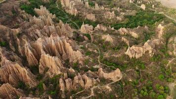 vloeiende erosie landvorm in Yunnan, China. video