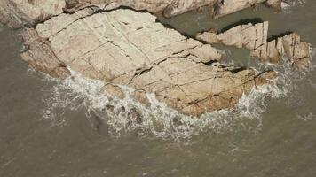 rocío del mar y rocas por el mar, foto en taizhou, zhejiang. video