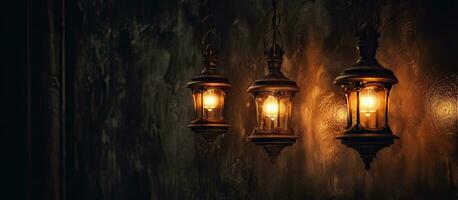 Noche interior luces en el pared un antiguo lámpara foto